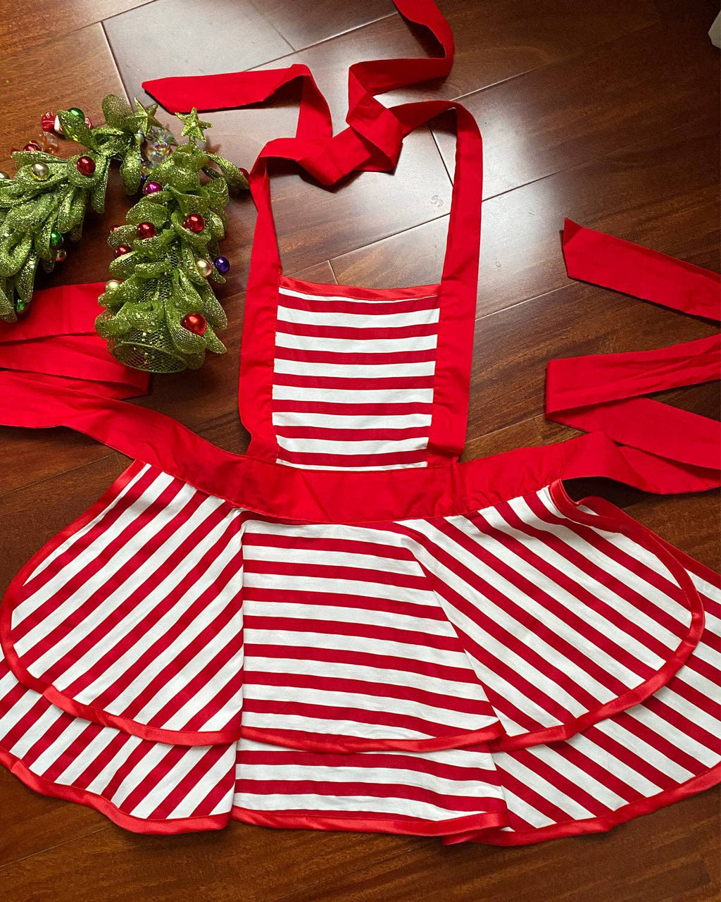 Stylish Cooking Apron: Red Stripe