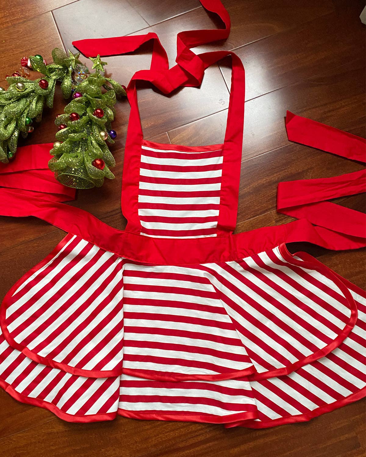 Stylish Cooking Apron: Red Stripe