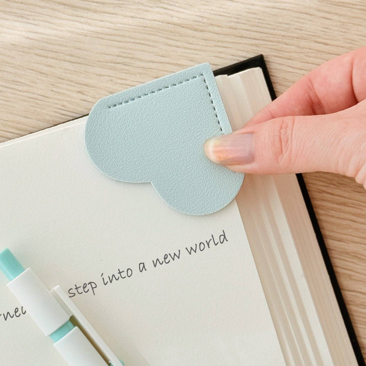 Wrapables.com - Wrapables Leather Corner Bookmarks, Page Marker, Reading Supplies (Set of 8), Hearts